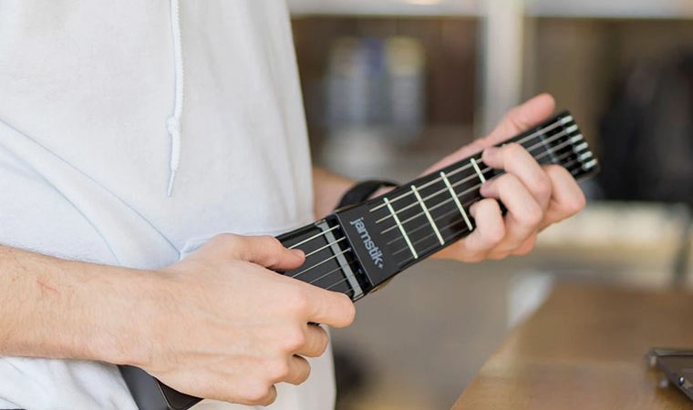 PORTABLE WIRELESS MIDI GUITAR