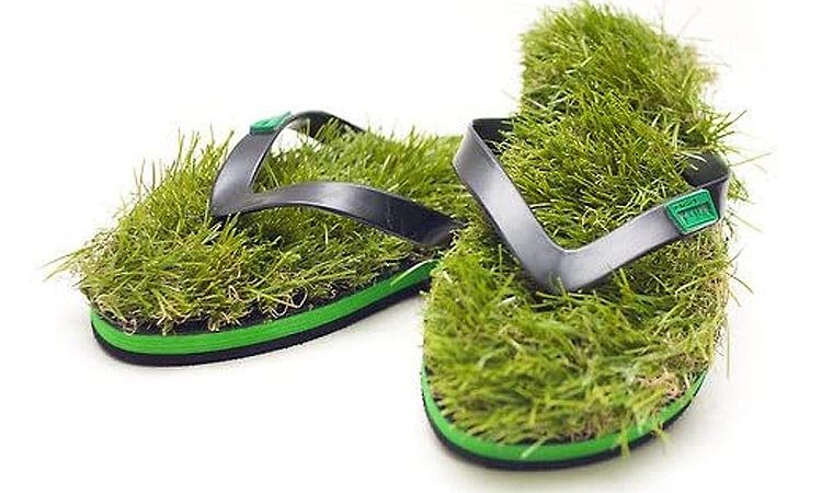 GRASS FLIP FLOPS
